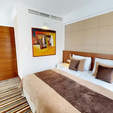 מלון Business Astrum Laus 4*